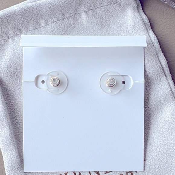 Kendra Scott Ari Heart Gold Stud Earrings - Picture 3 of 3